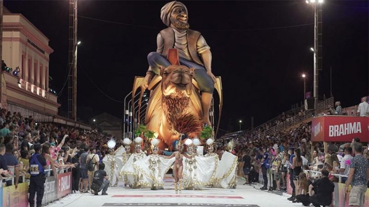 El Carnaval de Gualeguaychú le ganó al mal tiempo y vibró con 14.000 personas