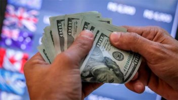 El dólar blue cerró a $ 224 y quebró su récord histórico