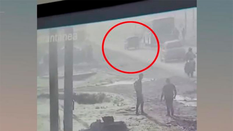 Video: un conductor atropelló y mató a mujer y su hija que cruzaban la ...