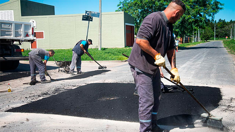El Municipio intensifica las tareas de bacheo en diferentes barrios ...