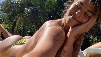 Fotos y video: Ivana Nadal tomó sol en topless y lo compartió con sus fans