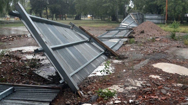 Evacuados, calles anegadas y voladuras de techo por temporal en Bahía ...