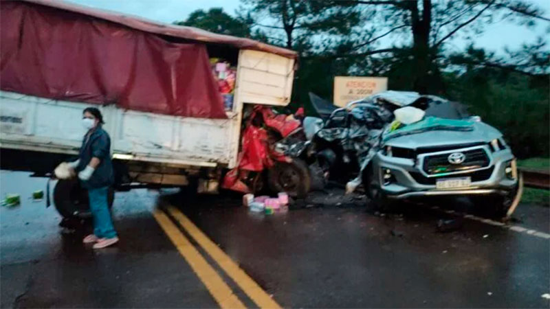Dos personas murieron tras choque entre un camión y una camioneta en ...
