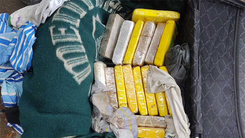 Abandonaron una valija con más de 17 kilos de cocaína en un control vial -  Policiales - Elonce.com