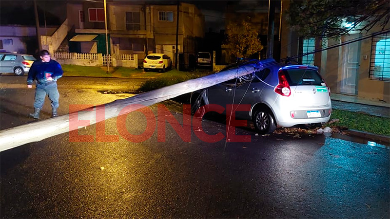 Un poste cayó sobre un auto estacionado en Paraná.-