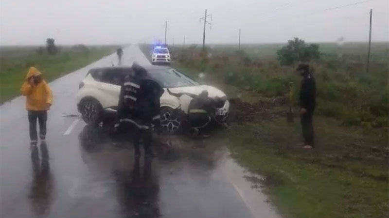 Perdió el control del auto, despistó y cayó a una zanja llena de agua ...