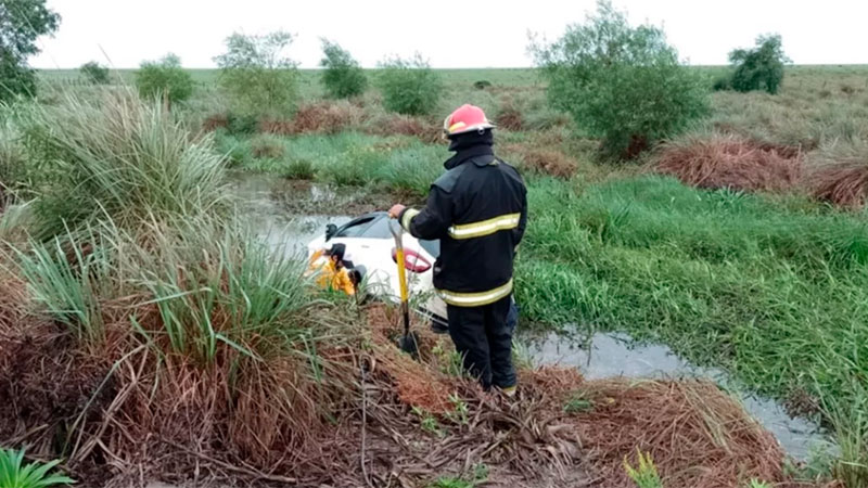 Perdió el control del auto, despistó y cayó a una zanja llena de agua ...