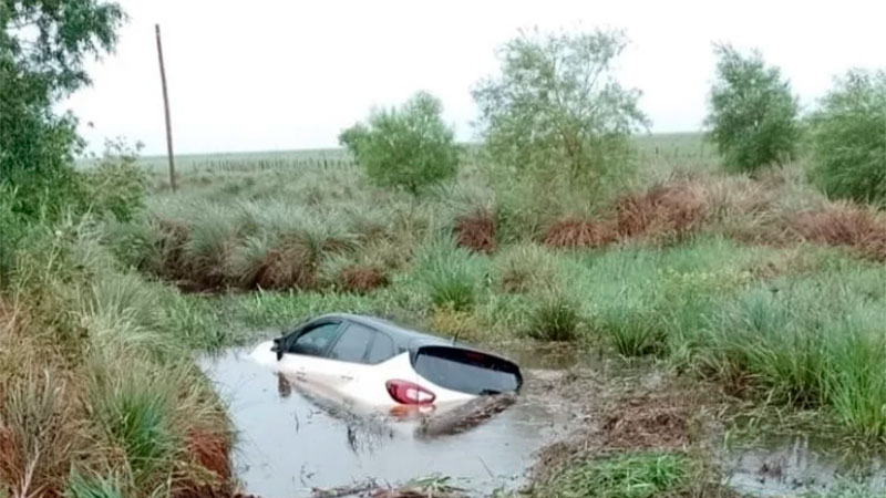 Perdió el control del auto, despistó y cayó a una zanja llena de agua ...
