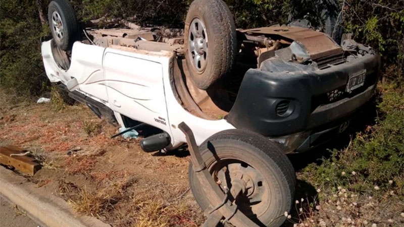 Un muerto y cuatro heridos al despistar y volcar una camioneta sobre la ...