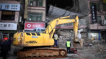 El derrumbe de un edificio comercial en China causó 53 muertes