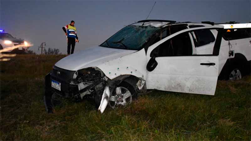Hospitalizaron a una mujer tras el vuelco de una camioneta sobre Ruta ...
