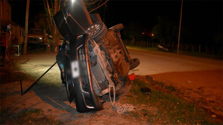 Joven conductor volcó su auto cuando corría “picadas” con una camioneta