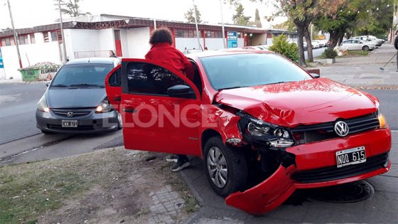 Dos autos chocaron en una esquina de Paraná: uno terminó sobre la vereda