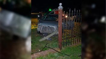 Paranaense destrozó su auto contra una reja tras ser chocado por un camión