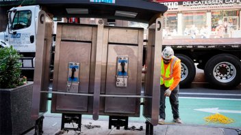 Nueva York desconectó su última cabina pública de teléfono
