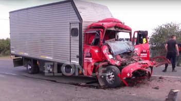 Violento impacto entre dos camiones en el acceso Norte de Paraná