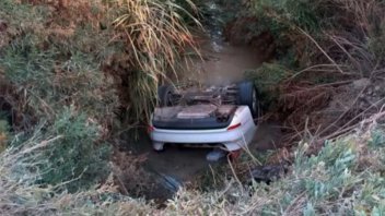 Tragedia: encontraron una pareja muerta en un auto sumergido en un desagüe