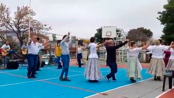 Festejos patrios: En barrio AATRA III y IV hubo música y baile