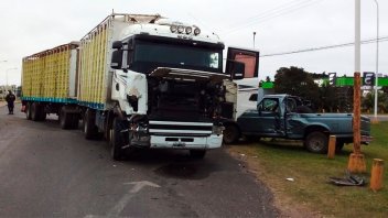 Conductor fue hospitalizado tras violento choque entre un camioneta y un camión