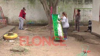 Padres pintan  juegos del jardín de infantes “Trapito” de escuela de Paraná