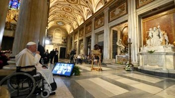 El Papa cerró el Mes de María con un rosario para pedir la paz en el mundo