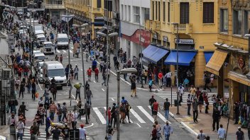 Ciudad brasileña volvió a recomendar el uso de barbijo en lugares cerrados