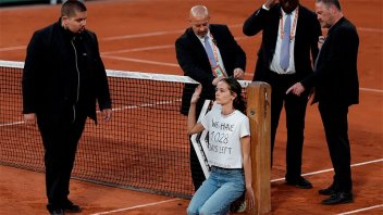 Una manifestante se metió en semifinal de Roland Garros y se encadenó a la red