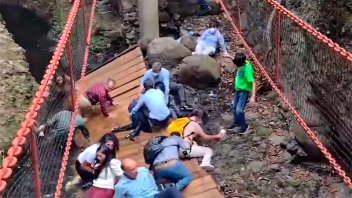 México: al menos 25 heridos por el desplome de un puente colgante