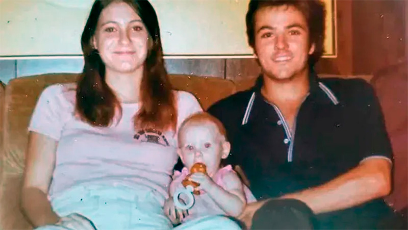 La pareja junto a su bebé Holly, en una de las últimas fotos de la familia