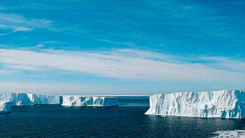 Vista aérea de varios icebergs en el Mar de Ross, en la Antártida.
