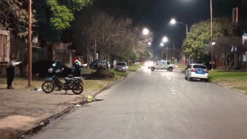 Peatón fue embestido por moto al cruzar la calle en Paraná: dos hospitalizados