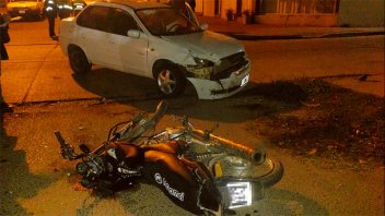 Un joven fue hospitalizado con graves lesiones tras chocar una moto y un auto