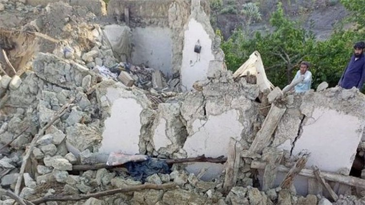 Al menos 255 muertos y cientos de heridos por un fuerte terremoto en Afganistán
