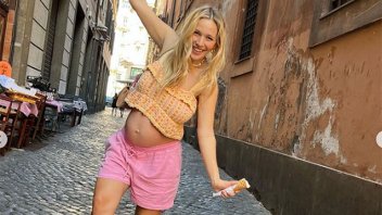 Luisana Lopilato mostró su pancita por las calles de Roma