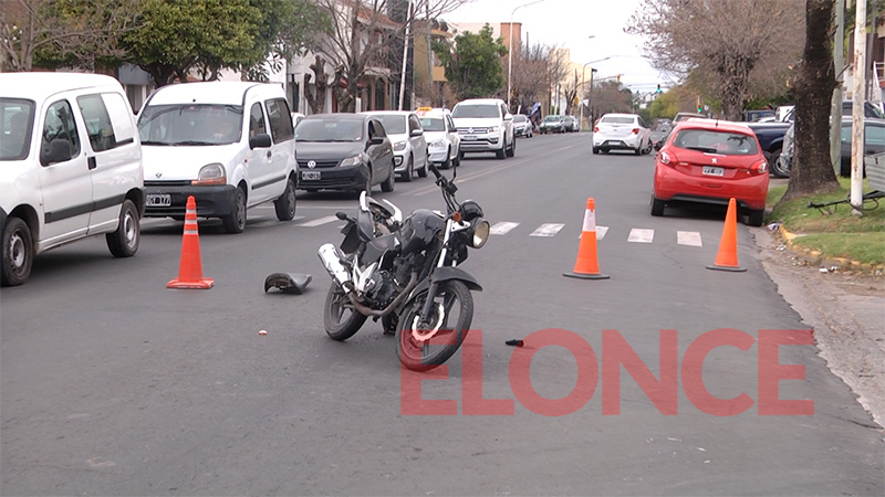 Una mujer fue hospitalizada tras choque entre una moto y un auto ...