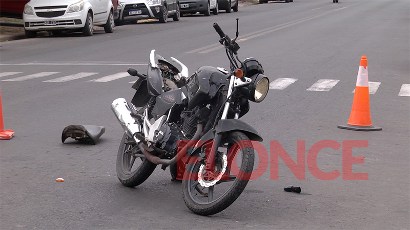 Una mujer fue hospitalizada tras choque entre una moto y un auto ...