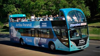 El Bus turístico de Paraná colaborará con una escuela de la ciudad
