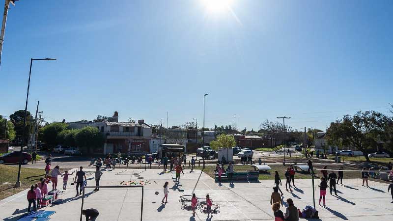 Los vecinos disfrutan la recuperada plaza Eva Perón en San Agustín