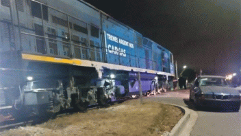 Un auto fue arrollado por un tren y sus ocupantes se salvaron de milagro