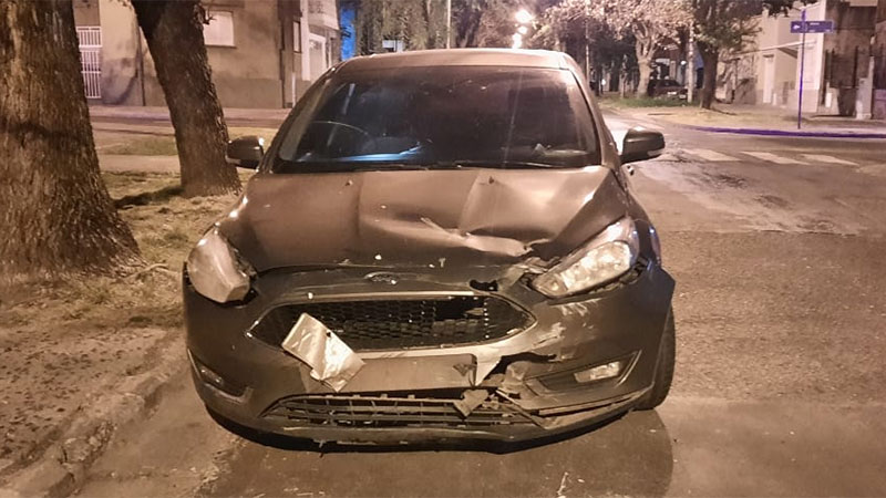 Fuerte choque entre una moto y un auto en transitada calle de Paraná ...