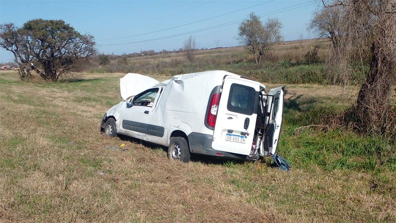 Conductora perdió el control de una camioneta que despistó y volcó ...