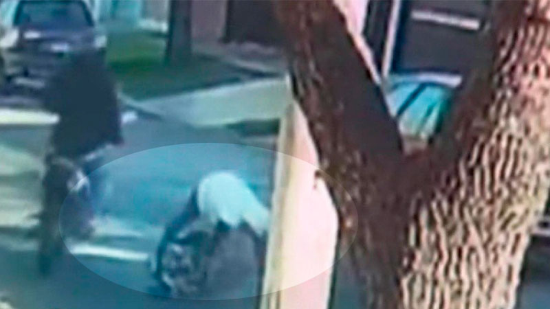 Violento Robo la Tiraron Al Piso Y Le Dieron Un Culatazo Para Sacarle 