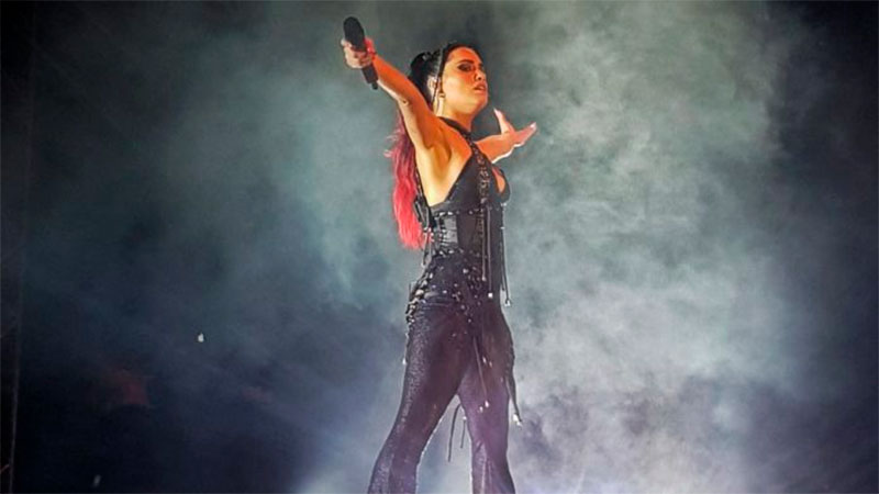 Lali y un explosivo show en Santa Fe: ultra hot y a los besos con famosos