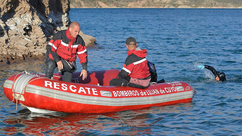Lancha con tres pescadores naufragó en Mendoza y hay una persona desaparecida.