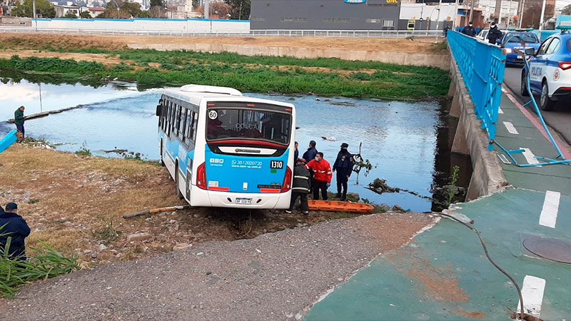 Bus cayó a un río tras ser chocado por un auto 