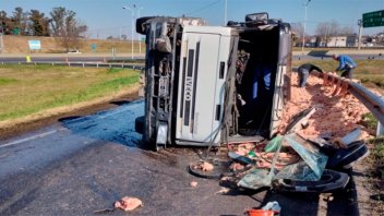 Un camión con sebo volcó en la autopista Rosario – Córdoba