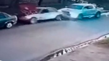 Video: arreglaba el auto y quedó atrapado entre dos vehículos tras un choque