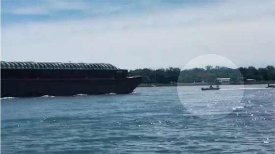 Video: barcaza chocó a una lancha en el río Paraná y buscan a un tripulante