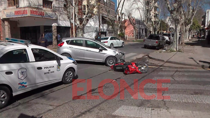 Carro De Polícia Em Plaza De Mayo Em Buenos Aires Em Um Feriado Domingo  Imagem Editorial - Imagem de aires, prefeito: 82590910