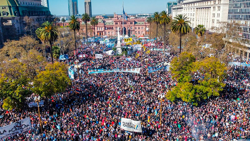 Multitudinaria marcha en Buenos Aires tras el ataque a la Vicepresidenta